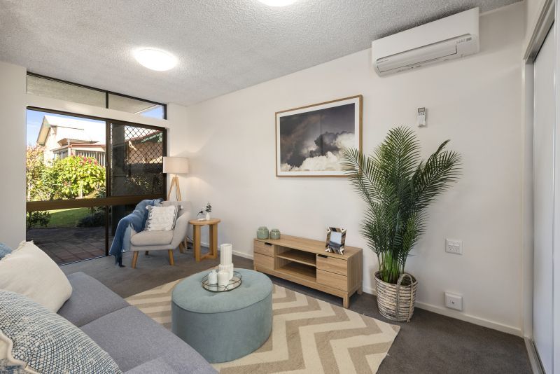 Available now! 1-bedroom villa plus study in great location