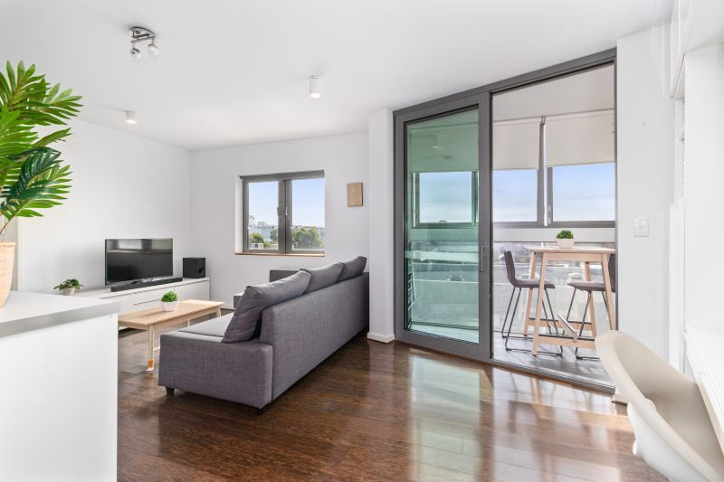 Luxurious Urban Living in Central Location!