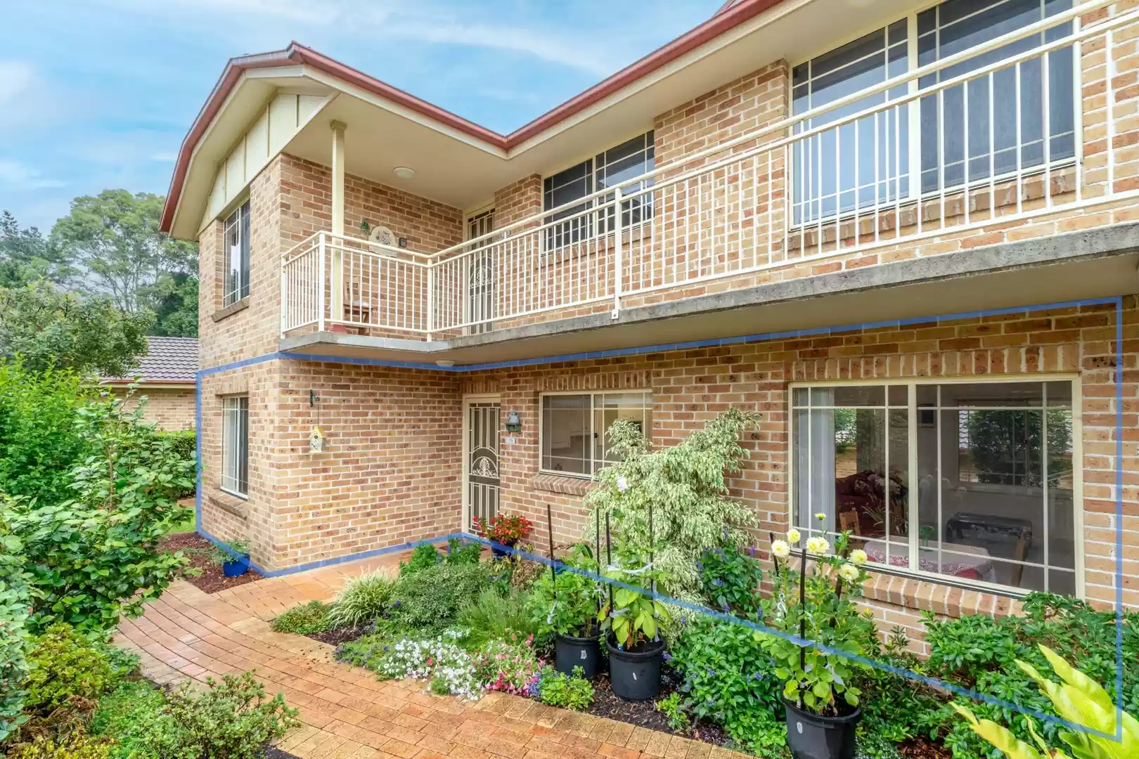 2 Bedroom unit With Private Rear