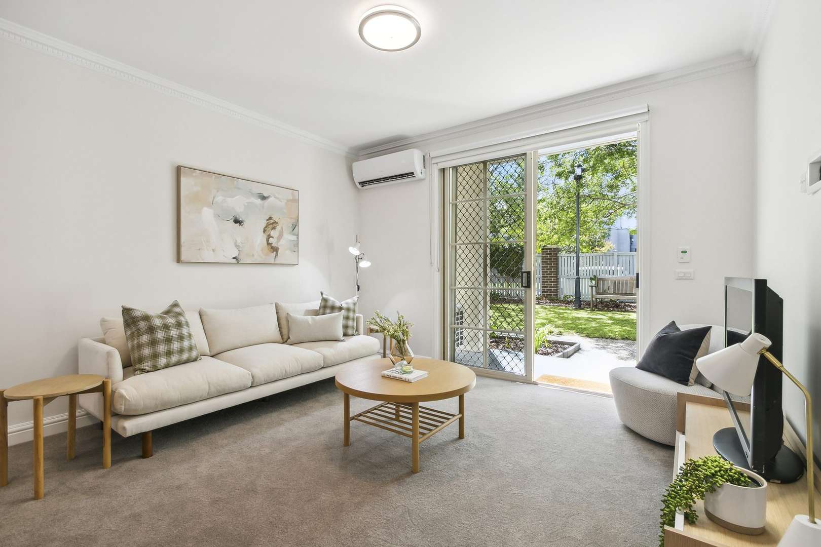 Spacious ground-floor apartment opening onto beautiful garden setting
