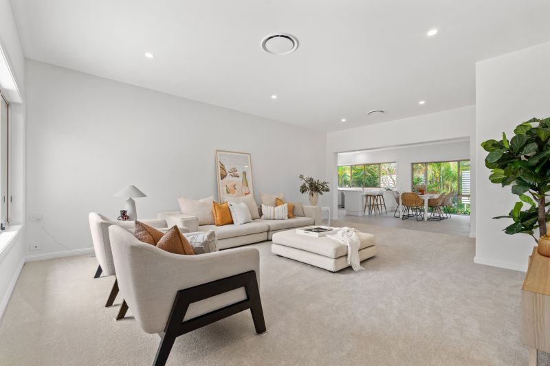 Spacious villa with double lock up garage