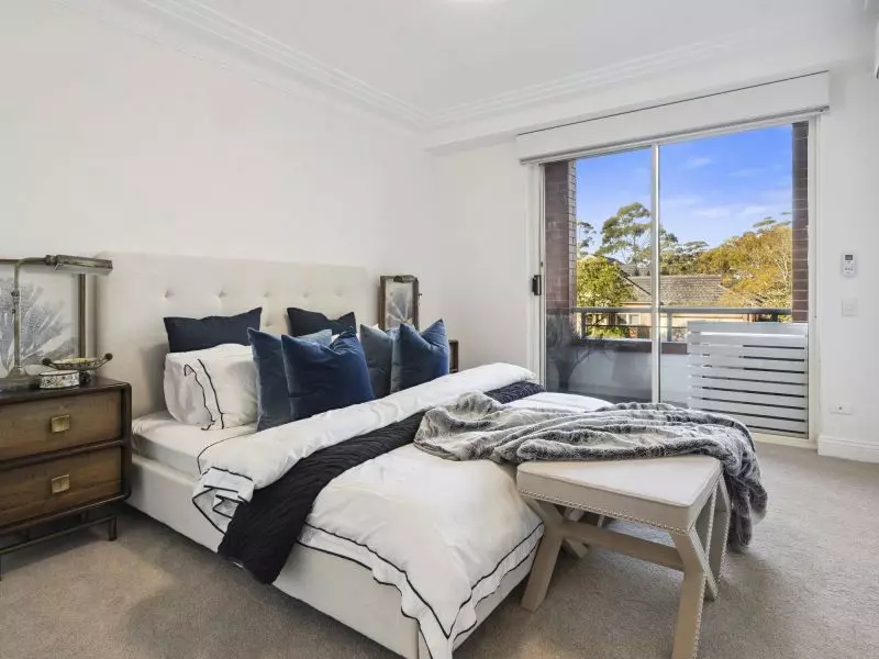 Elegant sun-enriched corner apartment