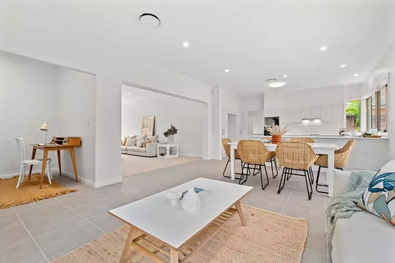 Spacious villa with double lock up garage