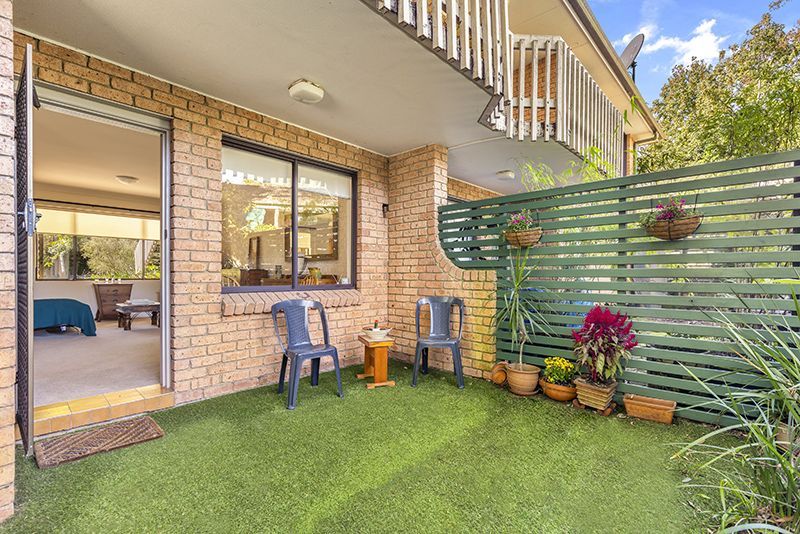 Beautifully presented two bedroom unit nestled in the centre of the village with large rear courtyard.