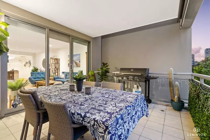 Oversize apartment with park views!