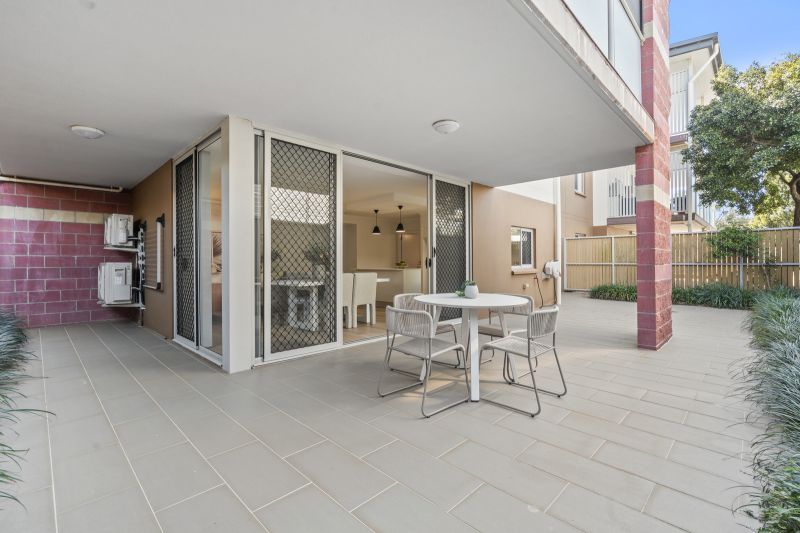 Spacious ground level 2-bedroom apartment