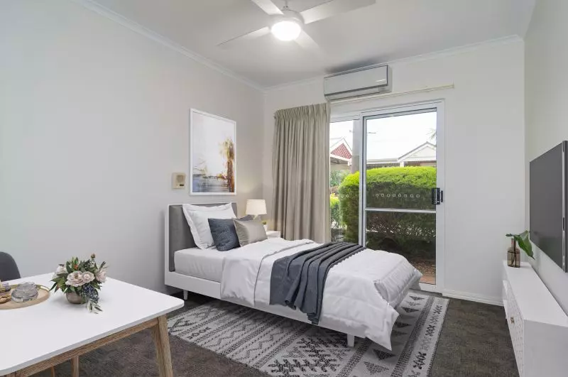 Lovely, bright apartment with entry to courtyard