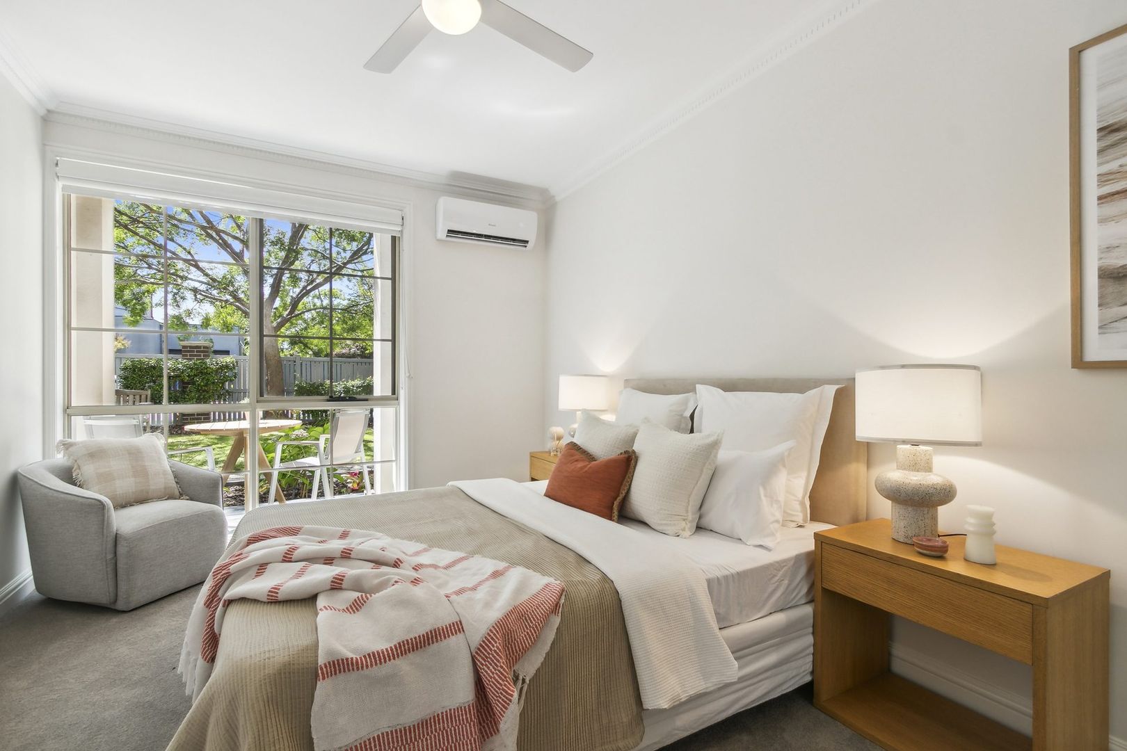 Spacious ground-floor apartment opening onto beautiful garden setting
