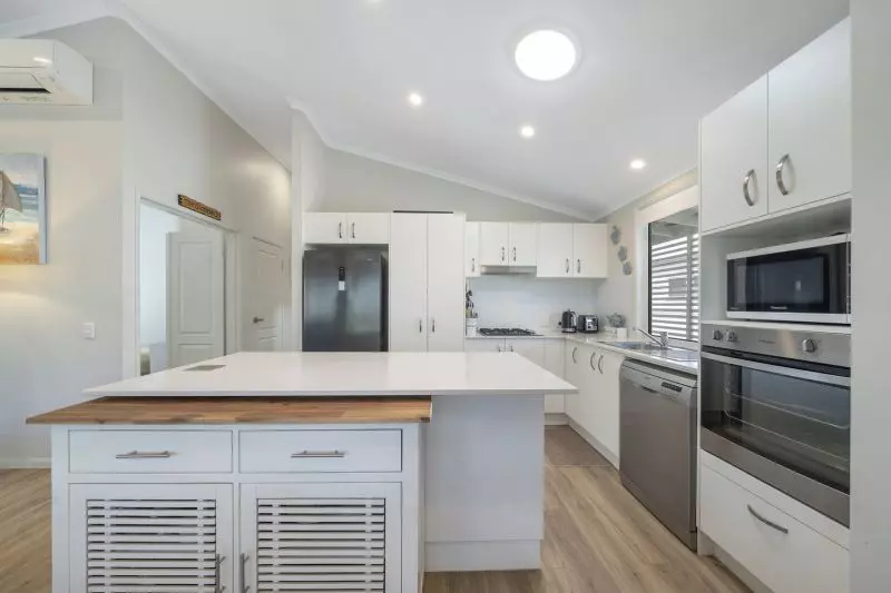 Quiet Modern Living  - Spacious Outdoor Entertaining