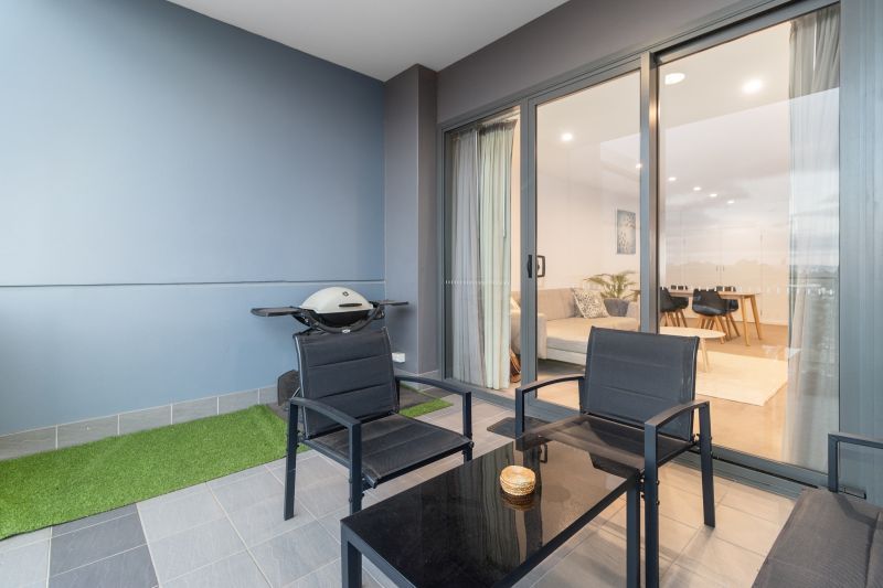 Top Floor Apartment With Views!