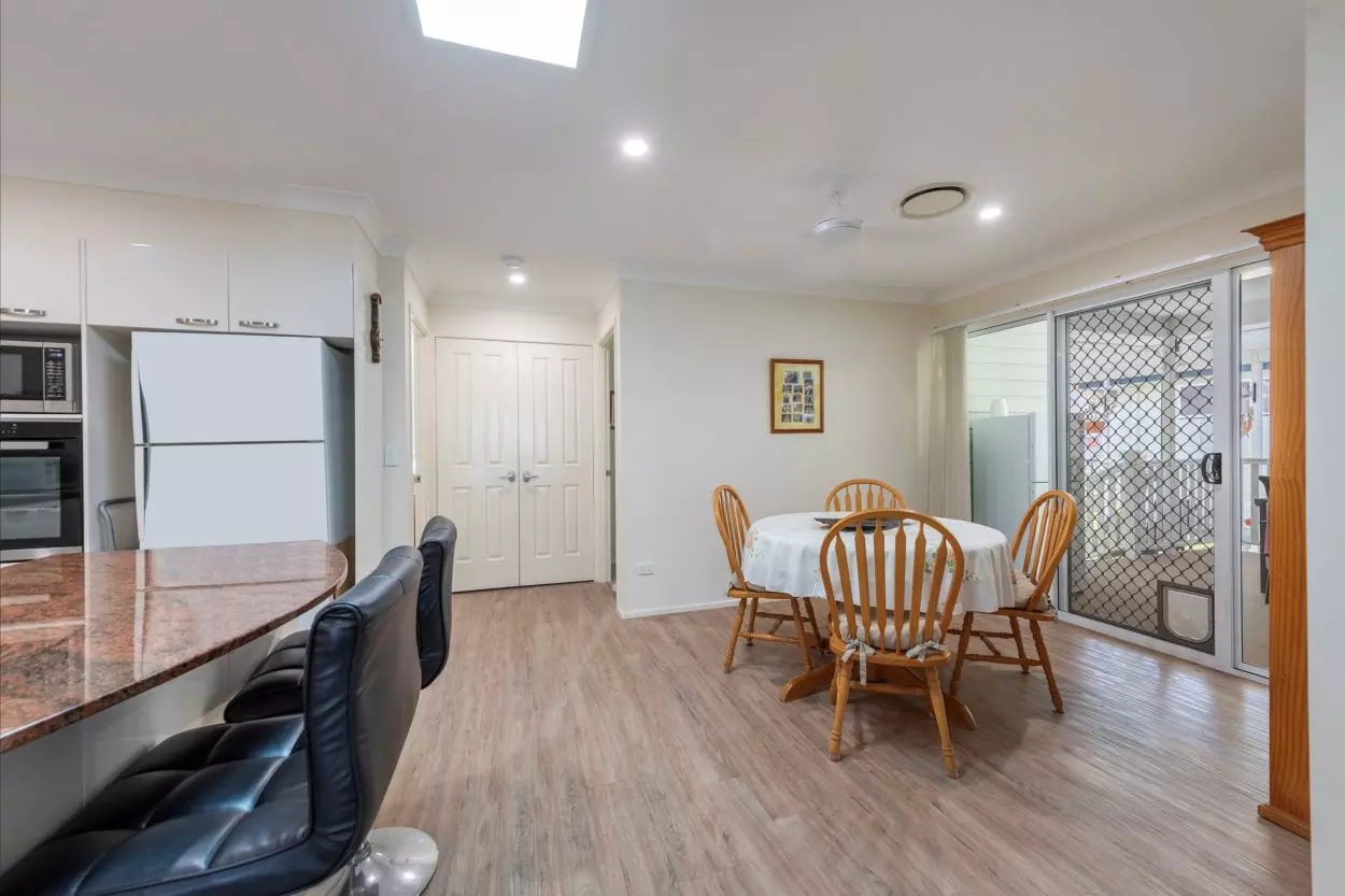 Home with Everything including a Double Garage - Palm Lake Yamba