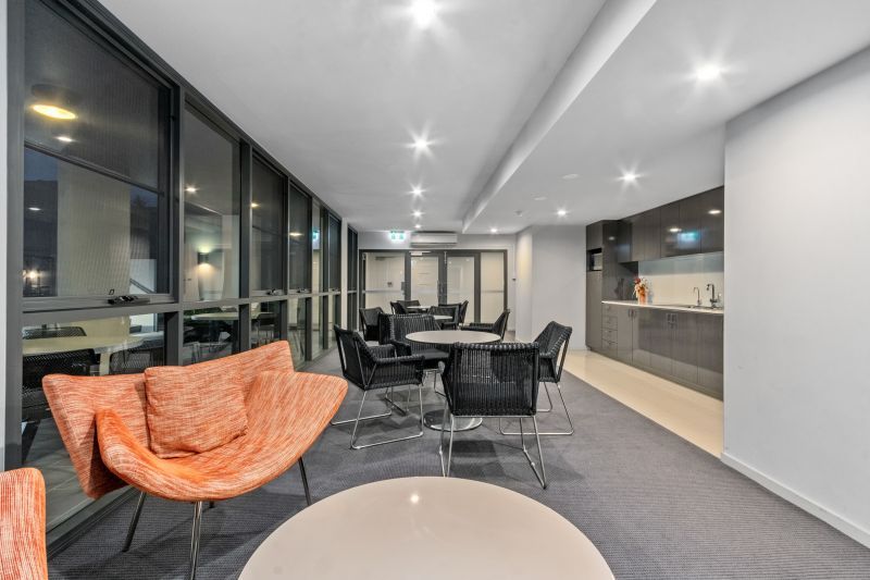 Top Floor Apartment With Spectacular Views!