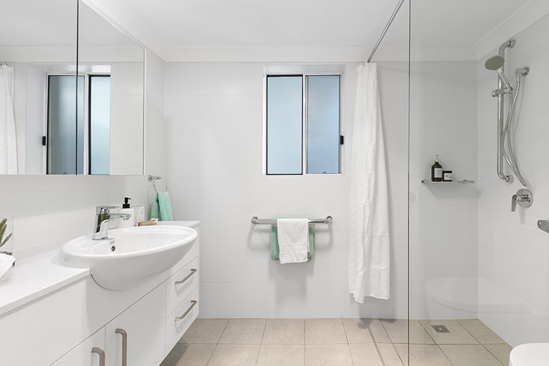 Exquisitely renovated 2 bedroom unit with well-sized living area and spacious kitchen.