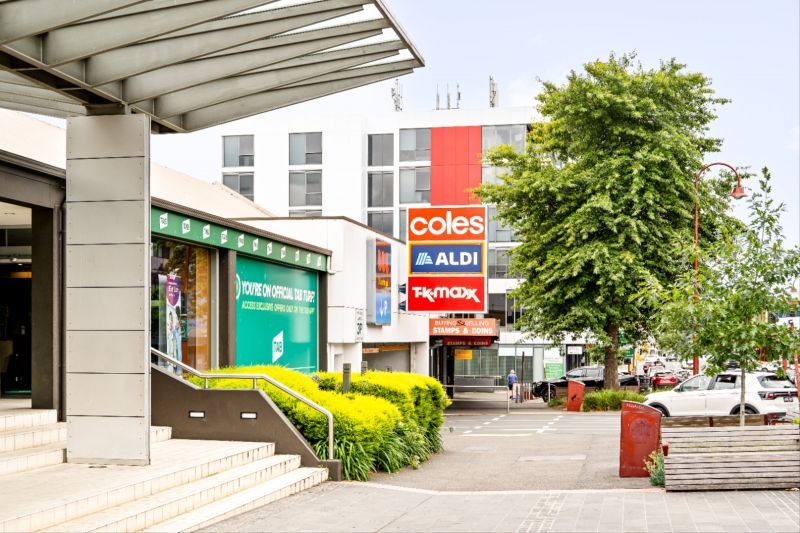 Spacious one-bedroom apartment with stunning garden views overlooking the Yarra River Parklands