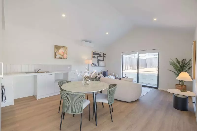 Light filled, modern 2 bed home