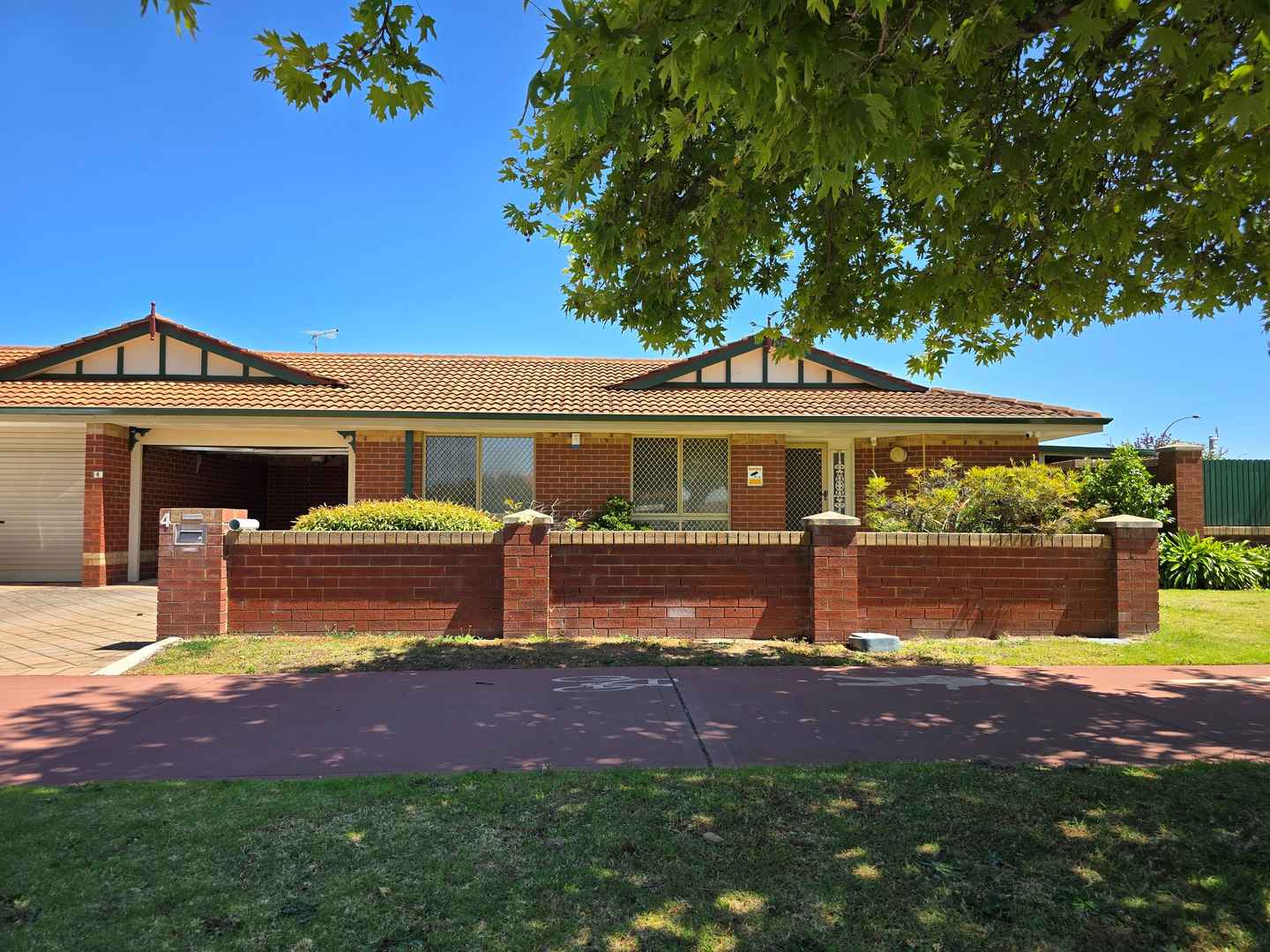 Under Offer! Just Listed! 2 Bedroom, 1 Bathroom Retirement Villa in Bentley