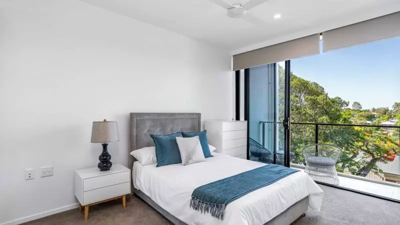 A light and airy top floor, north facing apartment with city views