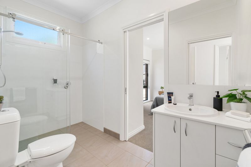 Contemporary Private Living overlooking Kurrajong Reserve