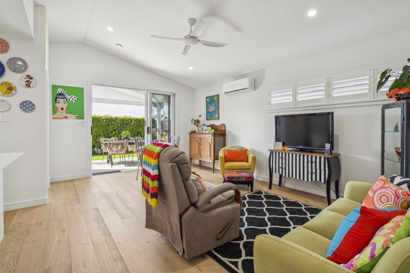 Expansive Alfresco & Vibrant Modern Design