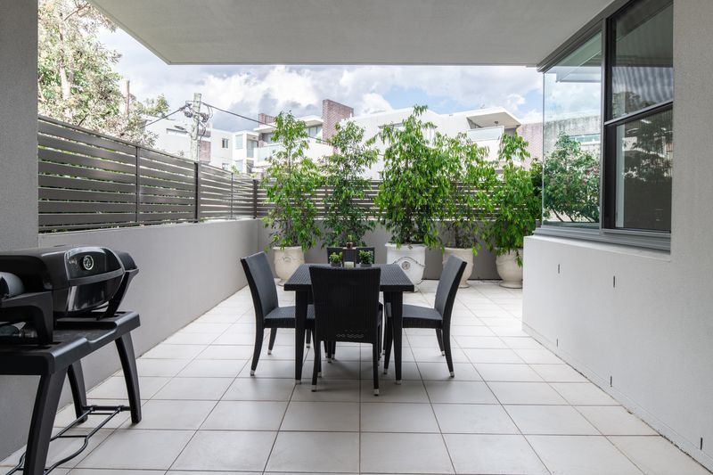 Light-filled Garden Apartment with Space, Privacy and Style