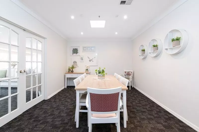 Lovely, bright apartment with entry to courtyard