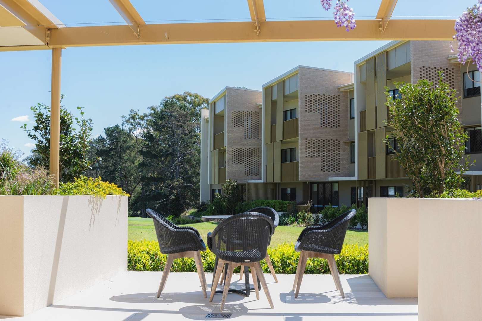 Private Two-Bedroom Apartment with a Leafy Outlook
