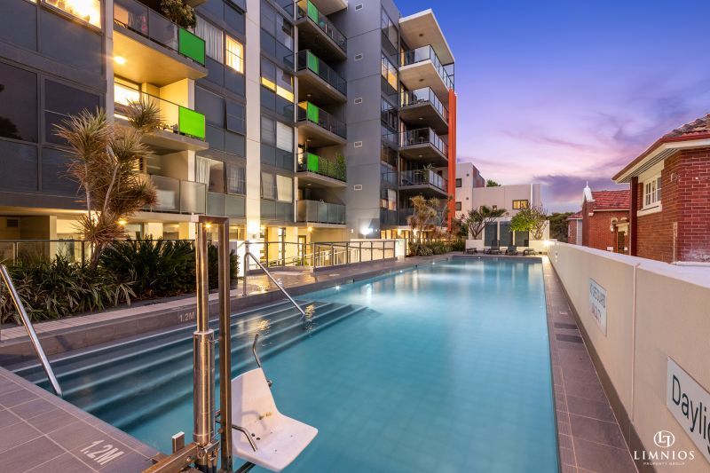 Resort Lifestyle On The City Fringe!