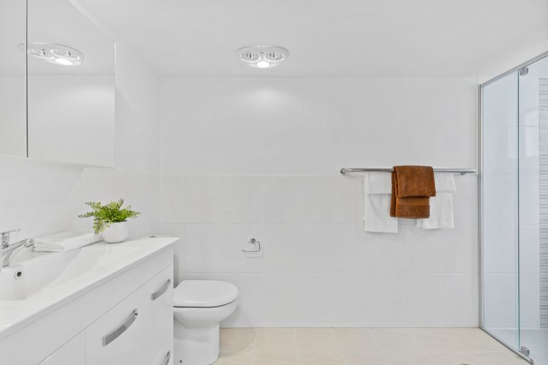 Spacious one-bedroom plus study