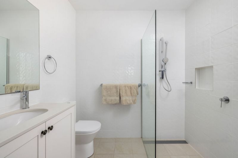 Elegant Three-Bedroom Retreat - Sunlit Alfresco Living!