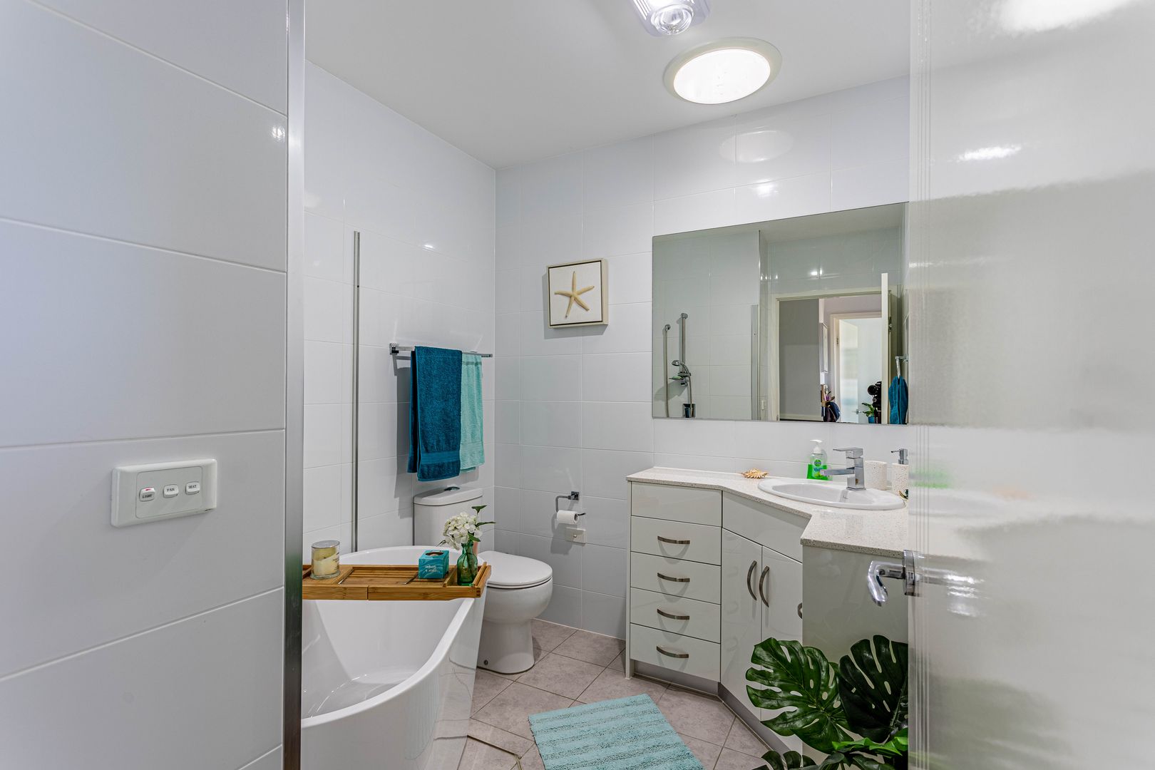 Palm Lake Resort Fern Bay- Close to amenities