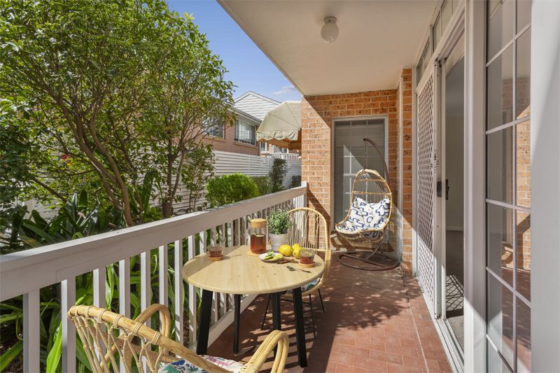 Newly renovated ground floor unit with easy access, large rear courtyard, close to the clubhouse.