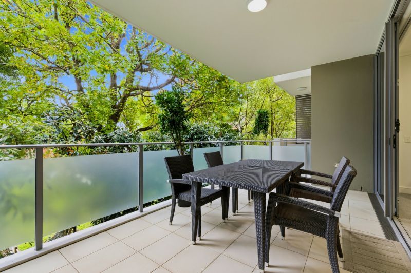 Elegant Apartment, Lush Surrounds