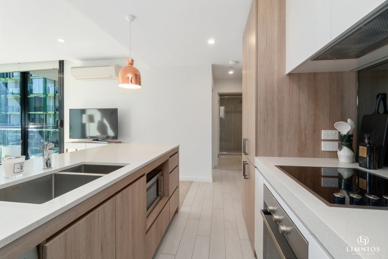 Bright Outlook and Contemporary Stylish Living!