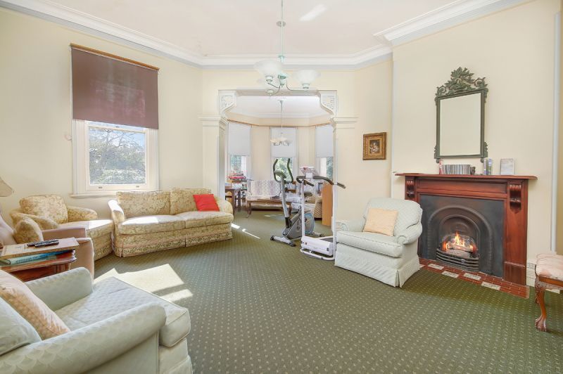 RECENTLY RENOVATED 1 BEDROOM APATMENT IN ARGUABLY NORTH SHORES MOST POPULAR RETIREMENT VILLAGE