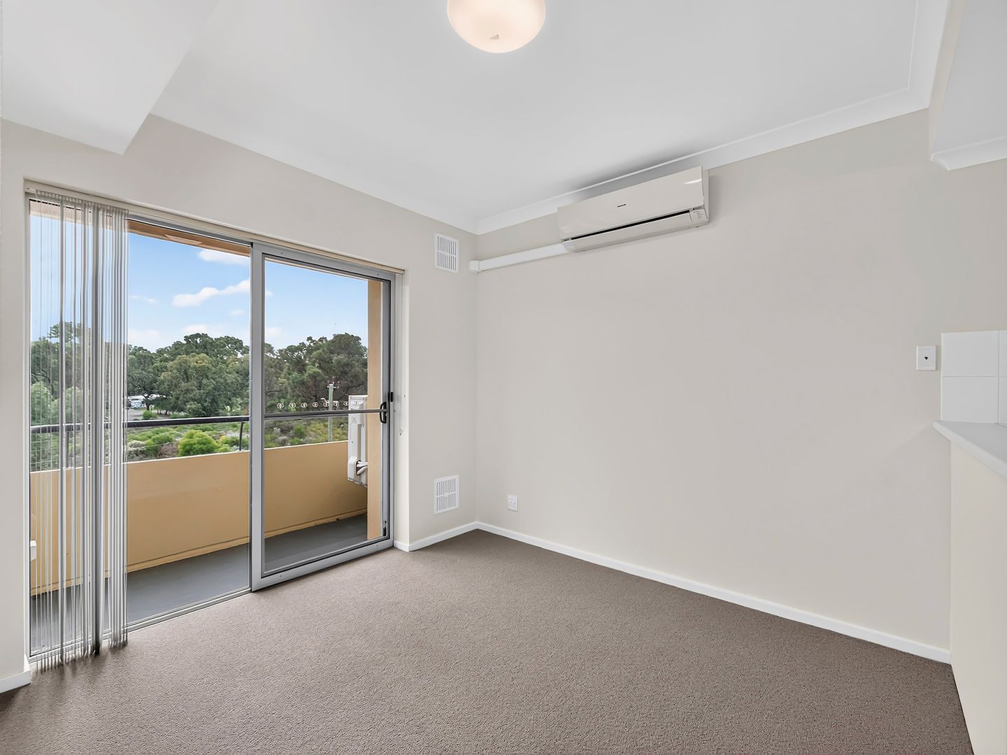 Stylish 1 Bedroom + Study Apartment in the Heart of Moline Village, Karrinyup
