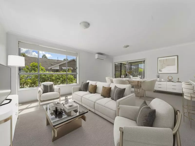 Beautifully Presented Corner Villa