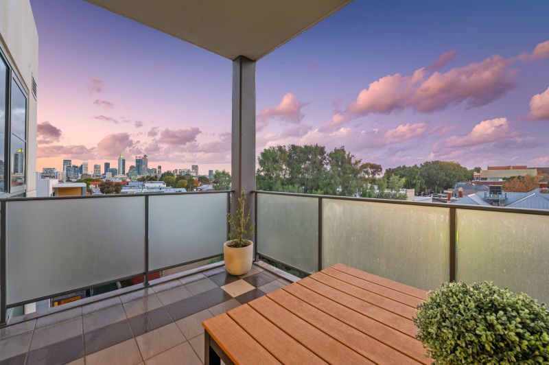 Top Floor Apartment With Spectacular Views!