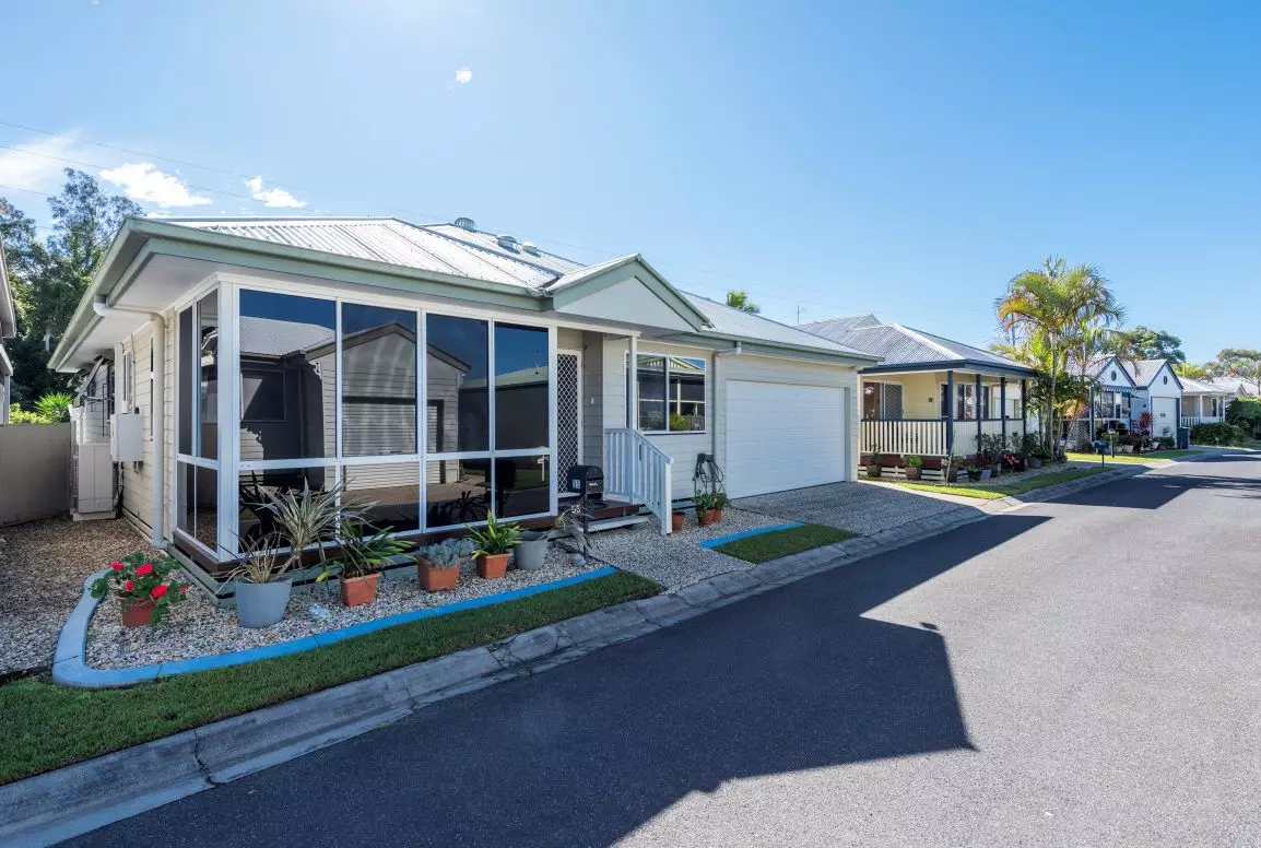 Home with Everything including a Double Garage - Palm Lake Yamba