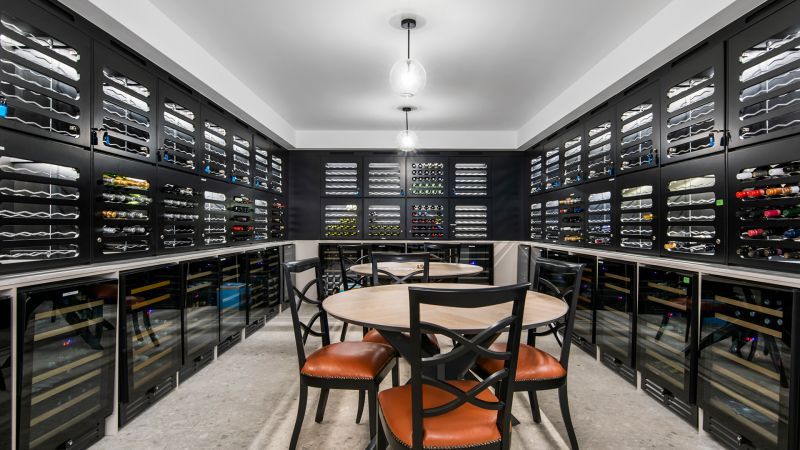 Large, bright and breezy apartment with city outlook