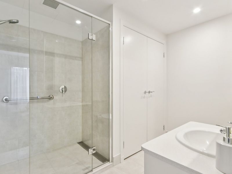 Bright and Light Retreat with Leafy Terrace Outlook