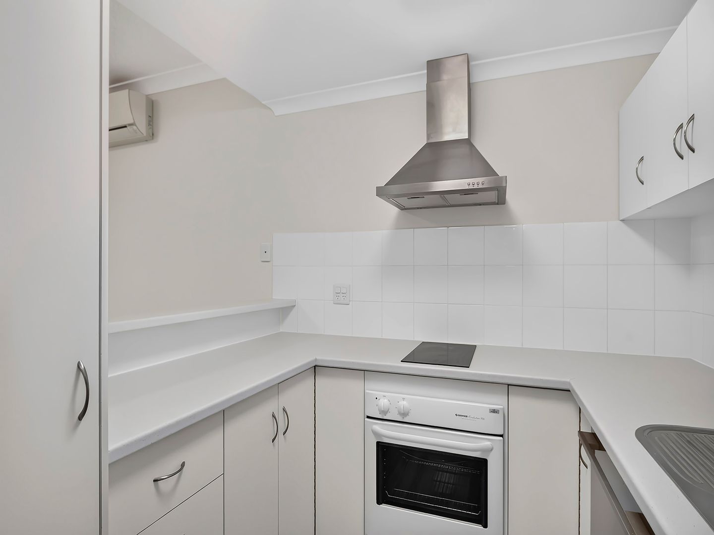 Stylish 1 Bedroom + Study Apartment in the Heart of Moline Village, Karrinyup