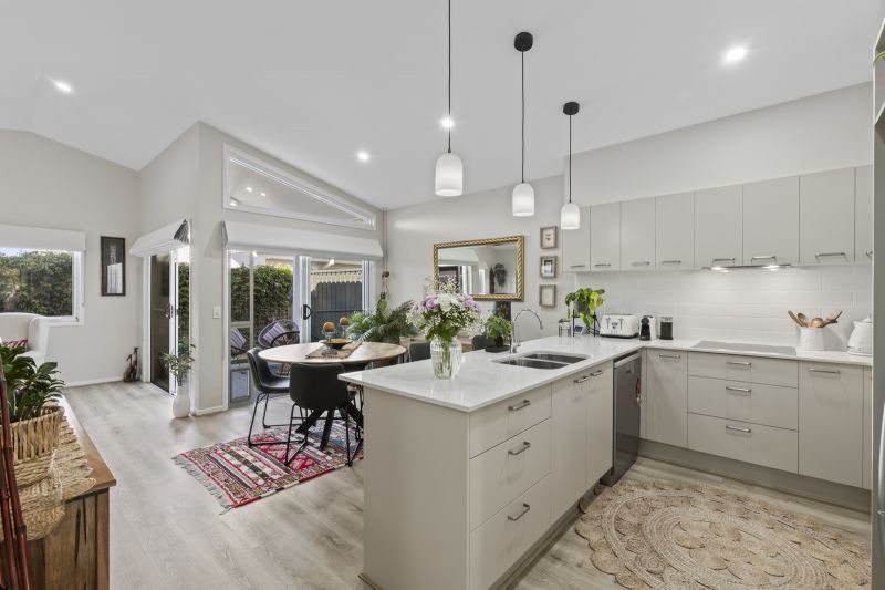 Light-Filled Design Meets Effortless Style