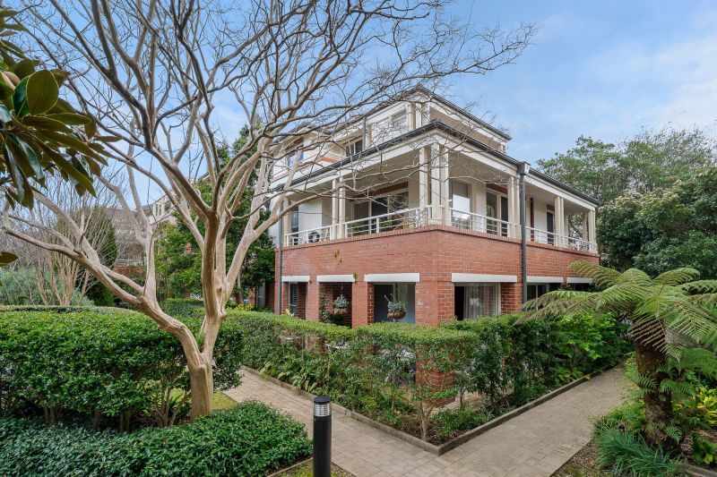 Private, sun-enriched entertainer's delight