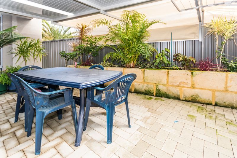 Perfect location stunning home. Home open Sun 26th June, 10am to 10.40am