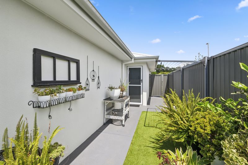 Expansive Alfresco & Vibrant Modern Design