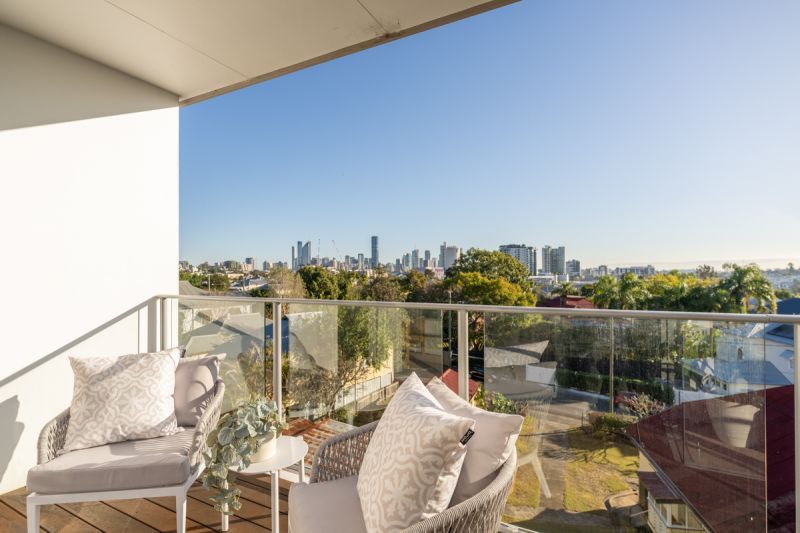 Newly reinstated Apartment with amazing full city views -this awaits you! 1 bedroom / 1 study / 1 bathroom