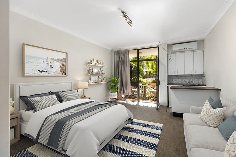 Sunny North facing studio apartment leads onto a beautiful flowering garden.