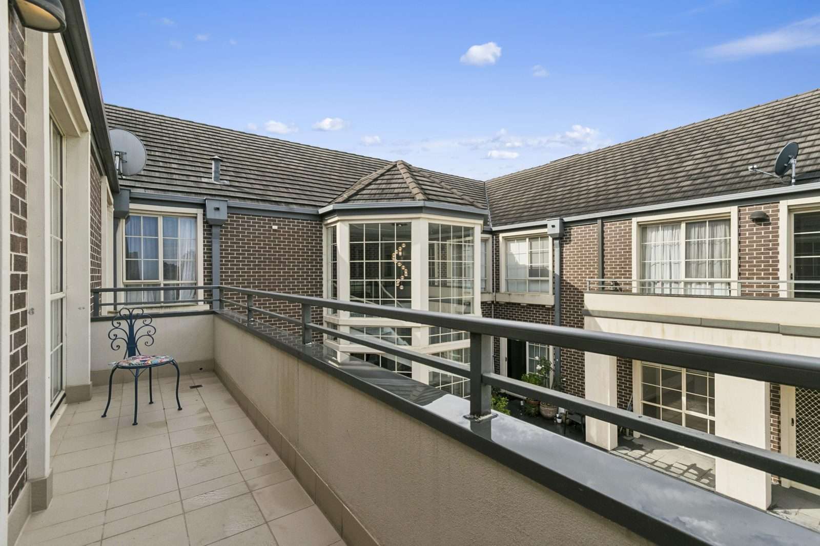 Stylish one-bedroom apartment with a sunny double balcony