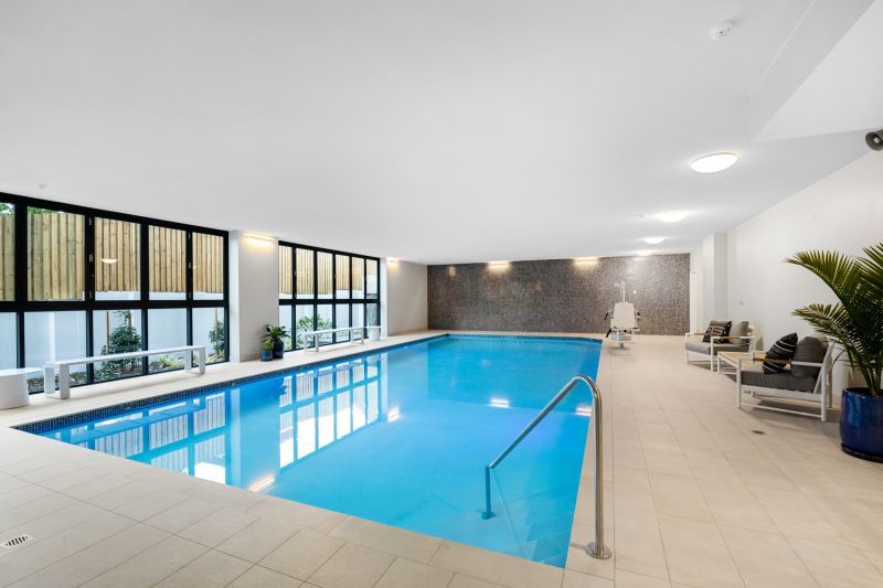 Top floor, north-facing apartment with expansive views