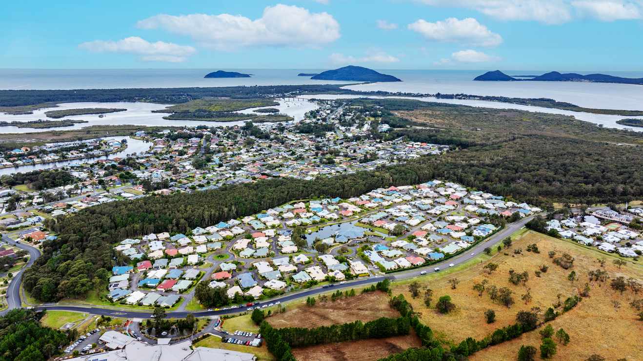 Spacious Light-filled 3 Bedroom Home with Double Garage - Home 24 Sovereign